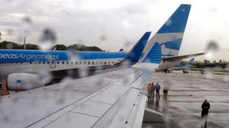 Hay demoras en Aeroparque y Ezeiza por la tormenta