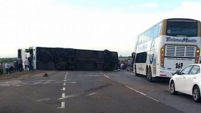 Volcó un micro en la ruta 2: hay dos muertos