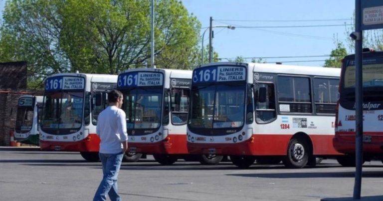 Continúa el paro de más de 60 líneas de colectivo