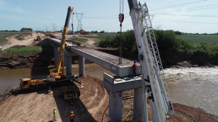 Montaje del nuevo puente ferroviario sobre el río Carcarañá a cargo de Trenes Argentinos Infraestructura para el Belgrano Cargas. Montaje del nuevo puente ferroviario sobre el río Carcarañá a cargo de Trenes Argentinos Infraestructura para el Belgrano Cargas.