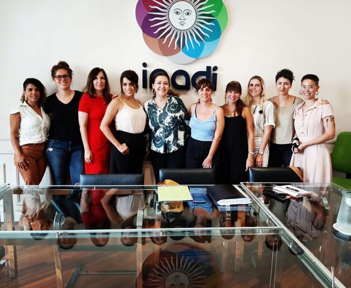 Parte de la Comisión Directiva y la Secretaria de Género de Aeronavegantes, junto a Victoria Donda, Presidenta del INADI. Parte de la Comisión Directiva y la Secretaria de Género de Aeronavegantes, junto a Victoria Donda, Presidenta del INADI.