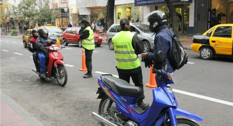 Sustraen las motos a quienes circulen sin casco en La Plata