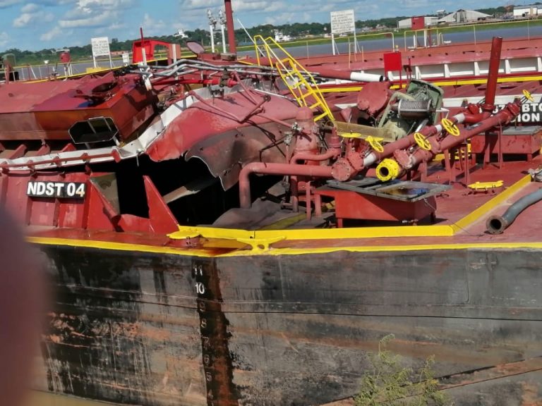 Paraguay: una explosión de barcaza tanque en el astillero de Montealegre dejó un muerto y un herido