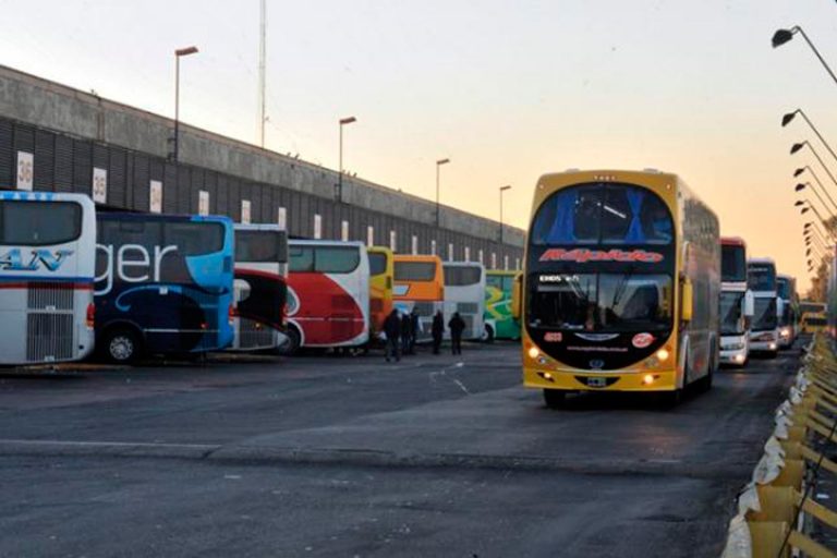 Empresarios transportistas avalan la decisión oficial de revisar los buses de doble piso