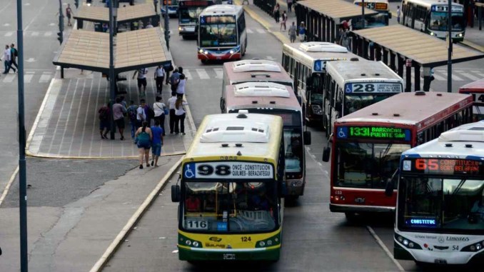 Continúa el lockout patronal en más de 100 líneas de colectivos que circulan por el AMBA