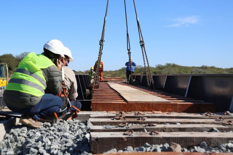 Trenes Argentinos Infraestructura avanzó en la construcción de un puente para el Belgrano Cargas