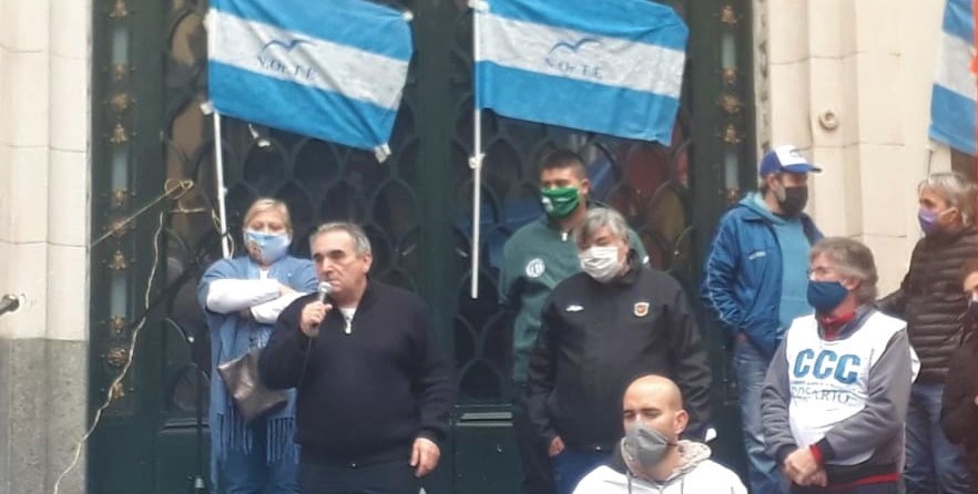 El dirigente habló frente al edificio de la Bolsa de Comercio