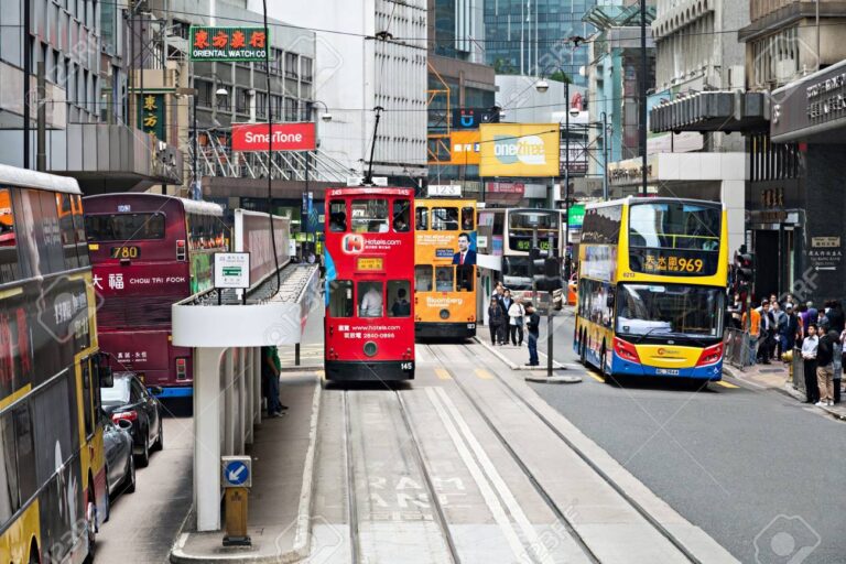 Hong Kong evalúa nuevas medidas de restricción ante récord diario de casos de coronavirus