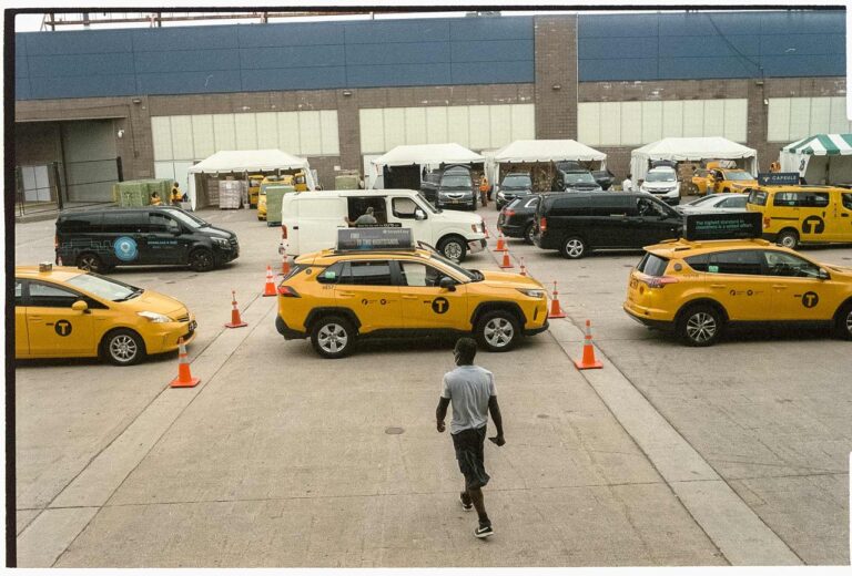 Los taxis y remises de Nueva York no tienen pasajeros pero trabajan