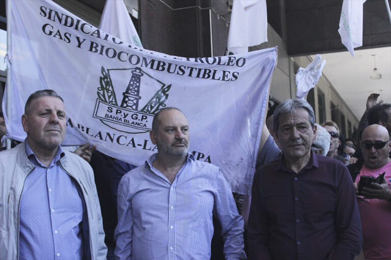Petroleros inician a la medianoche un paro total en refinerías, peligra el abastecimiento de combustible