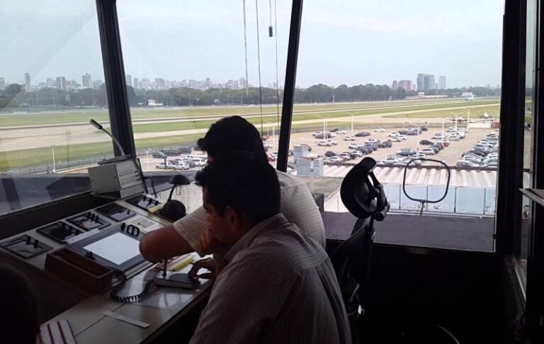 EANA lanzó un programa de becas para curso de controladores aéreos