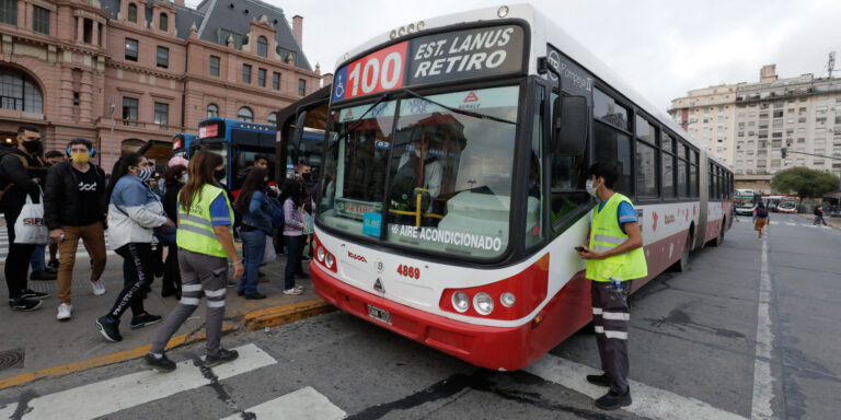 El Gobierno autoriza a empresas de colectivos a cubrir operaciones de otras en caso de suspensión de servicios por medidas de fuerza