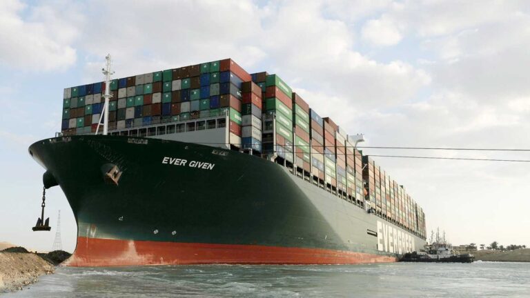 Desencallaron el buque y se reanuda el transporte marítimo por el canal de Suez