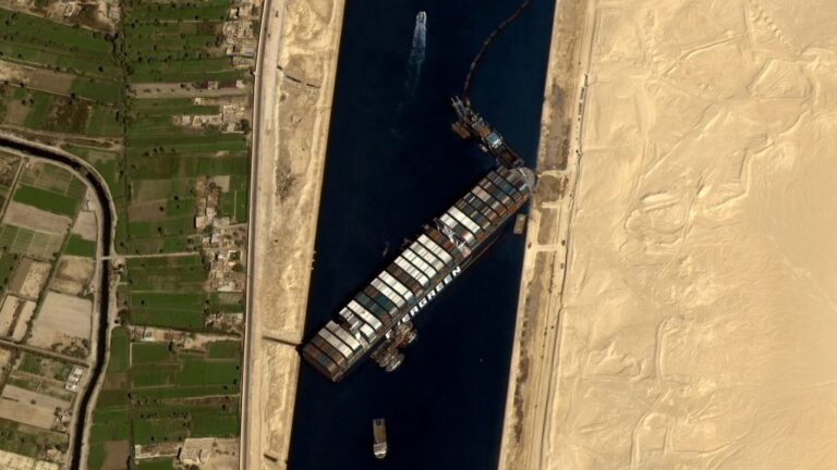 El bloqueo del canal de Suez genera caos en el comercio internacional