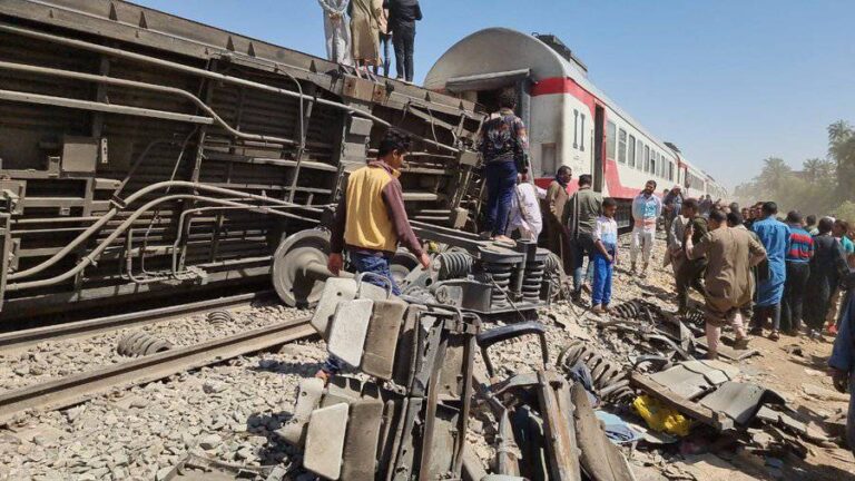 Egipto: un choque de trenes dejó al menos 32 muertos