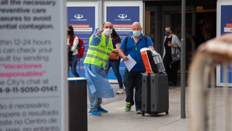 Covid: 16 pasajeros dieron positivo en testeos hechos en Aeroparque y Ezeiza