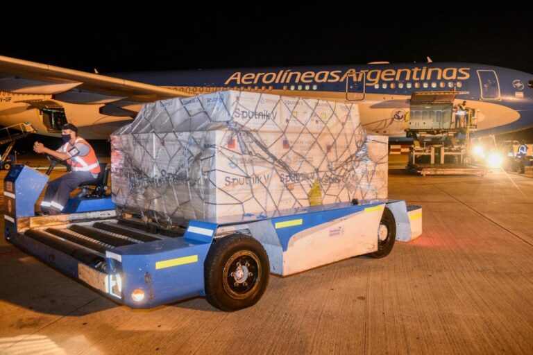 Arribó un nuevo vuelo de Aerolíneas con 800 dosis de vacunas