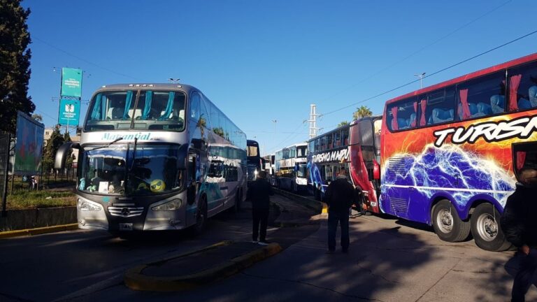 Transportistas y autoridades de turismo acordaron conformar una mesa de trabajo