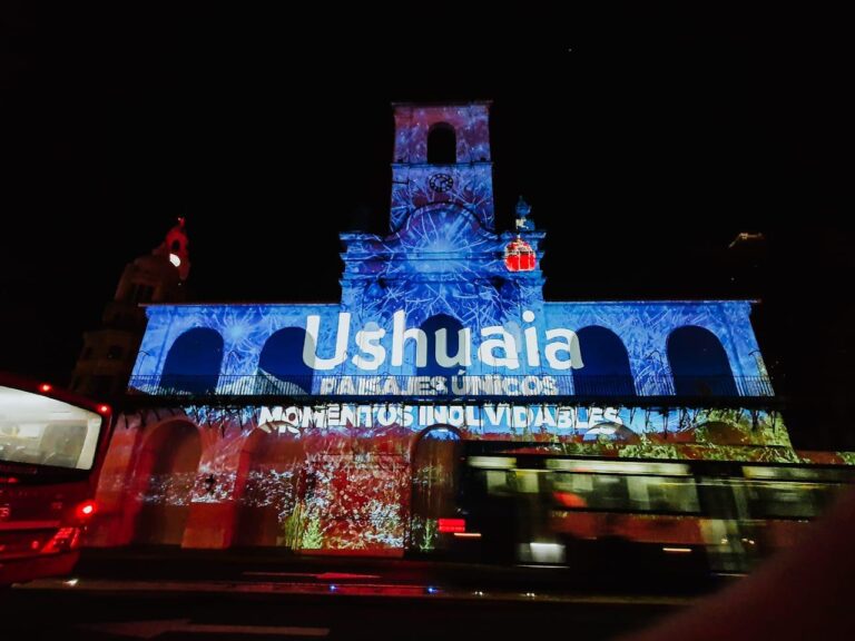 Ushuaia presentó su oferta turística con un mapping en el cabildo