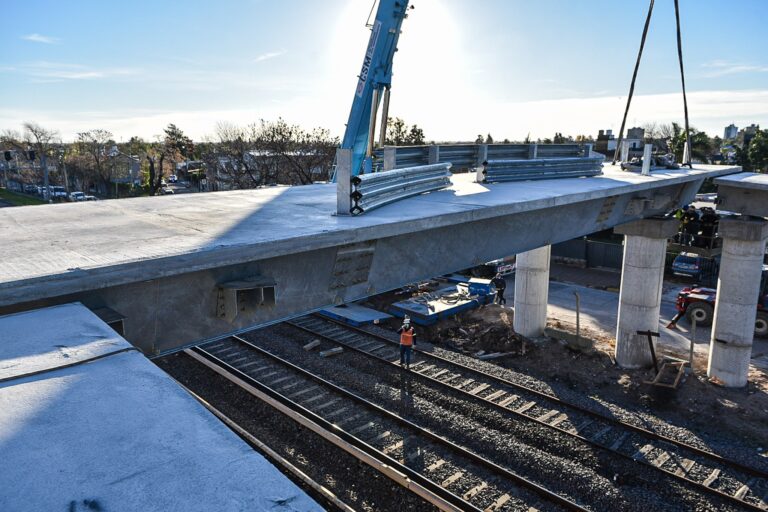 Tren Sarmiento: finalizan la colocación delpuente modular en San Antonio de Padua