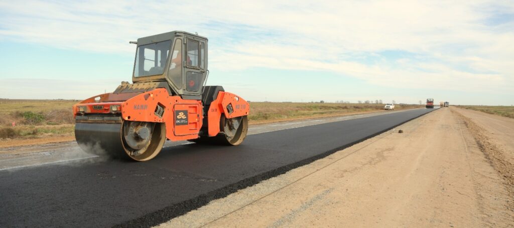 En el tramo de la Ruta Provincial 56 el proyecto avanza con la pavimentación de banquinas y la colocación de una sub base de cal.