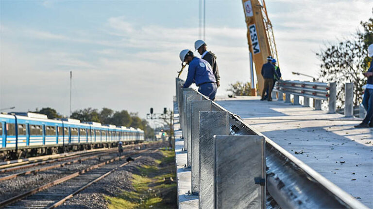 Ituzaingó: instalan dos puentes modulares sobre las vías del tren Sarmiento