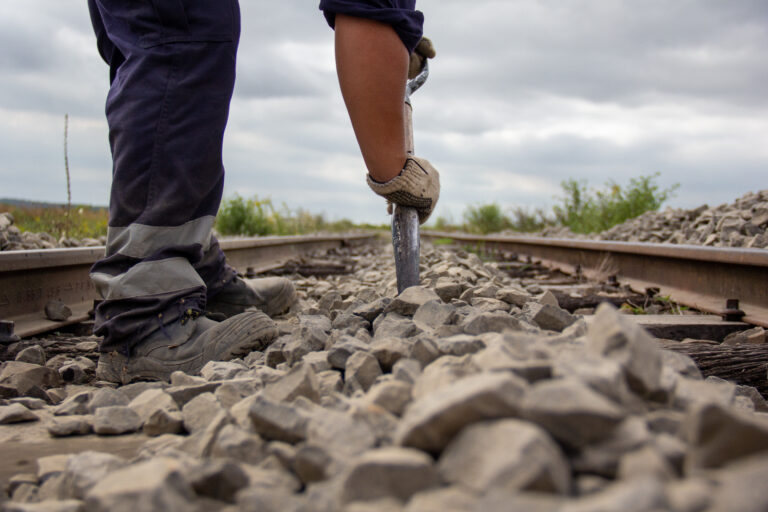 Realizan mejoras en las vías para los trenes de carga