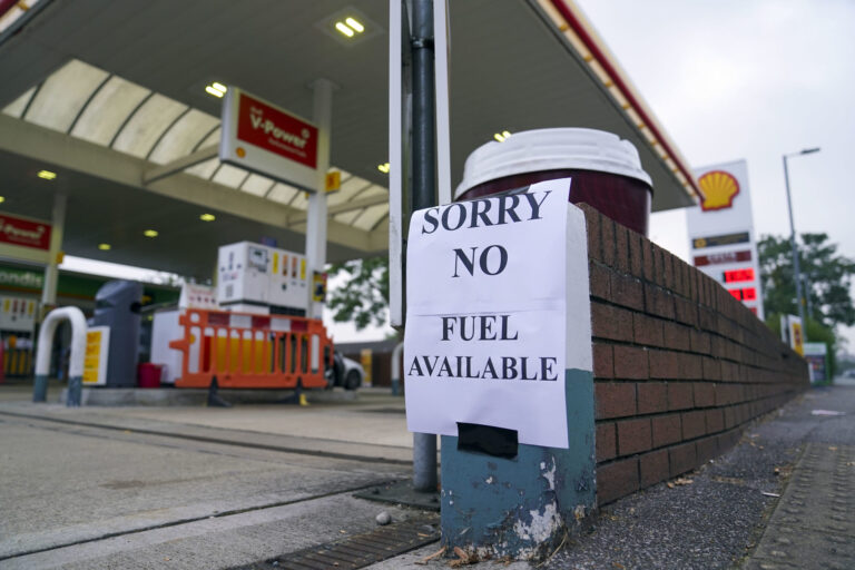 Reino Unido: se agrava la crisis de los combustibles