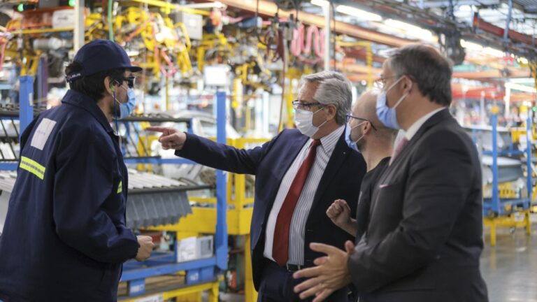 El Presidente recorrió una planta automotriz en Tres de Febrero