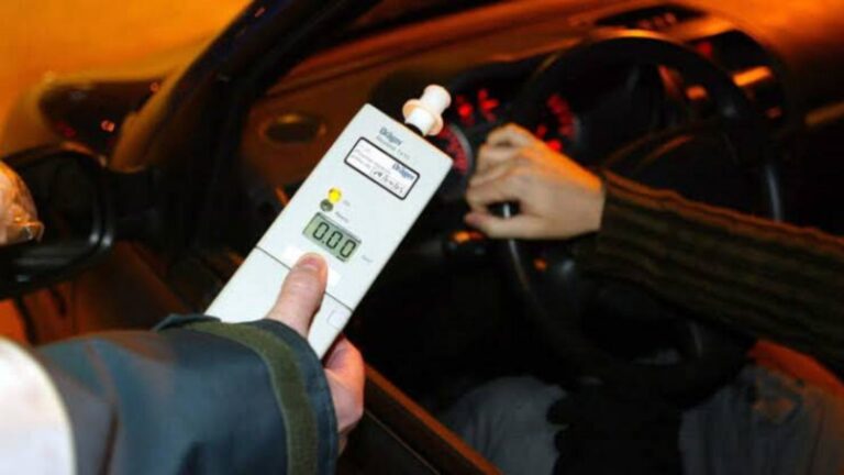 La Agencia de Seguridad Vial detuvo a un conductor con 1,71 de alcohol en sangre, la licencia vencida y sin VTV