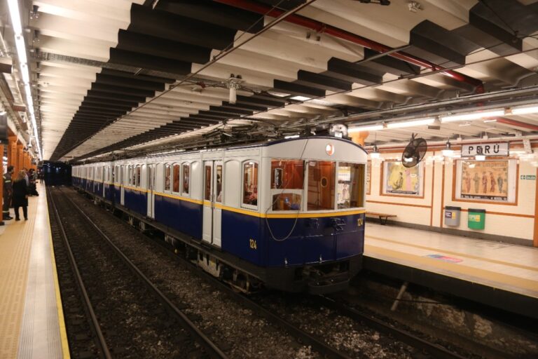 Vuelve el paseo en subte con los coches clásicos por una noche