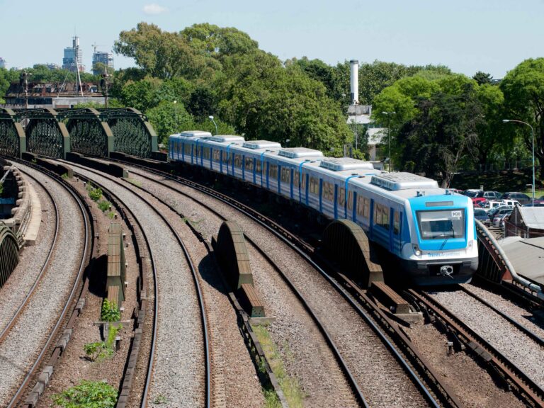 El tren entre Retiro y Rosario volverá a parar en la estación Lima