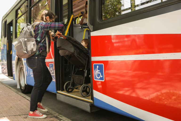 Se habilitará el ingreso y descenso de cochecitos a colectivos por la puerta del medio