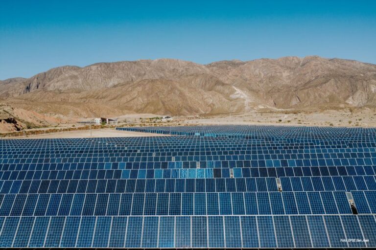 Avanzan en proyectos de transporte eléctrico y energías renovables