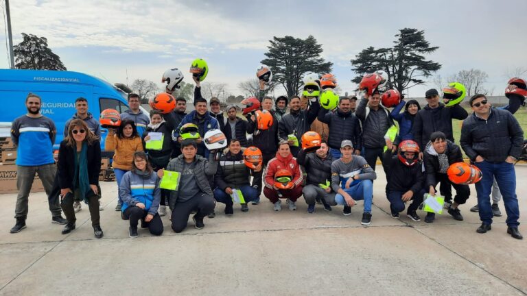 Moreno: capacitan y entregan 100 cascos a trabajadores de reparto