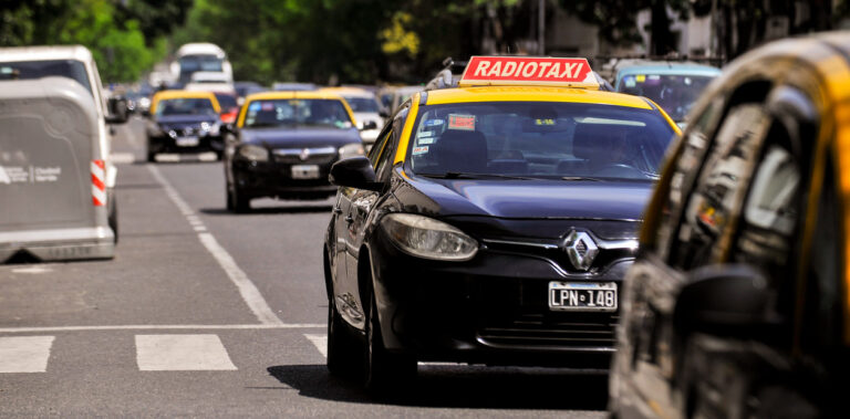 Hoy aumentan las tarifas de taxis y el estacionamiento medido en Buenos Aires