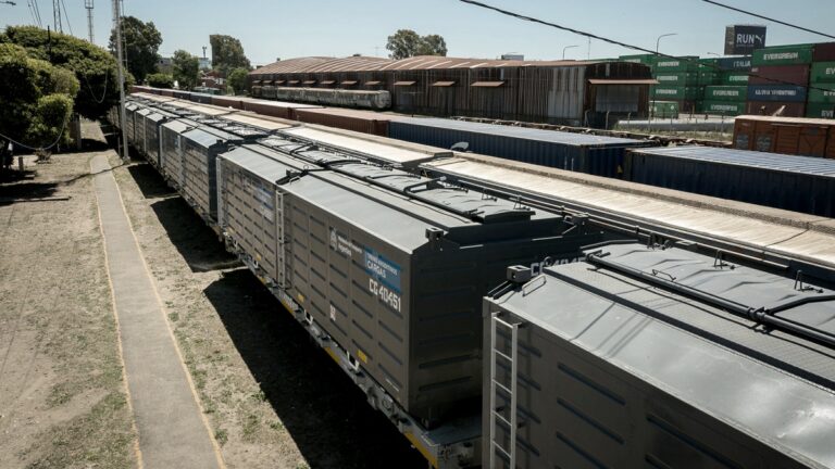 Entregan 14 vagones cerealeros de fabricación nacional para el transporte agrícola