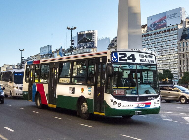 En las elecciones será gratuito viajar en colectivos y trenes