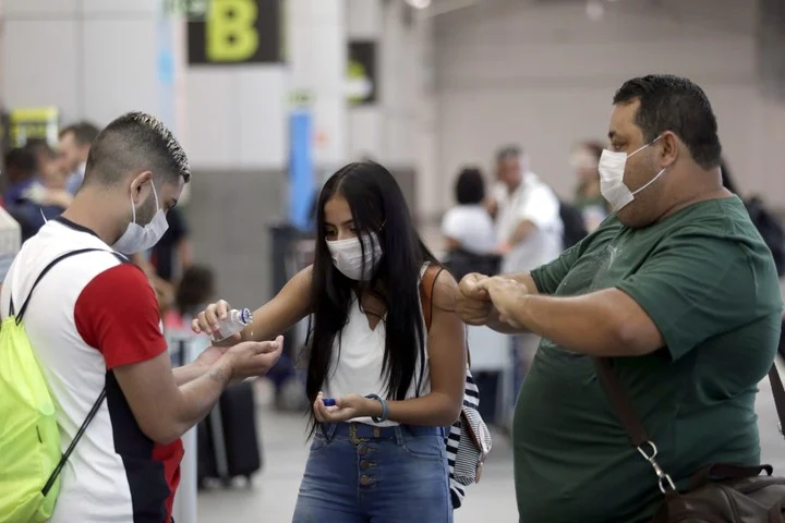 Brasil vuelve a imponer el uso de barbijos en los aeropuertos y aviones