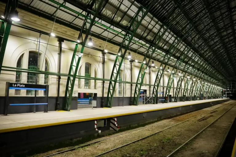 Inauguran la obra de renovación del histórico techo de la estación de tren La Plata
