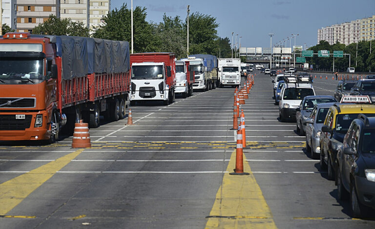 Restringen la circulación de camiones en las rutas nacionales por el recambio turístico