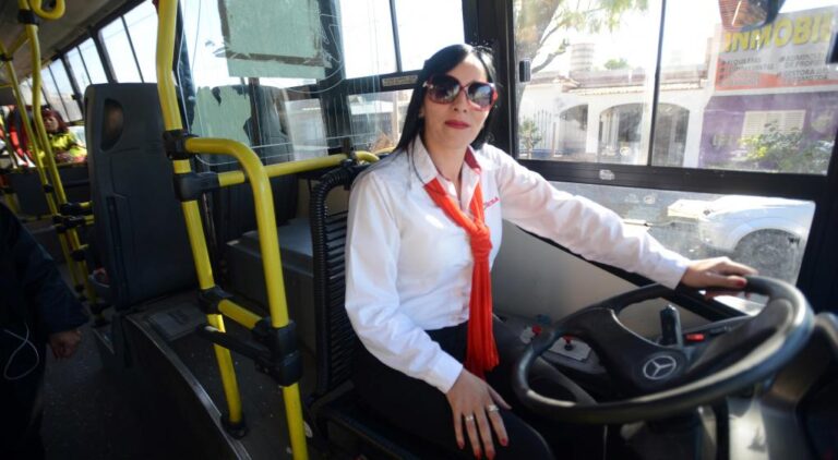 Rosario: cada vez más mujeres conducen colectivos