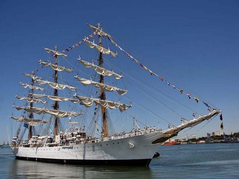 La Fragata Libertad llegó al puerto de Mar del Plata