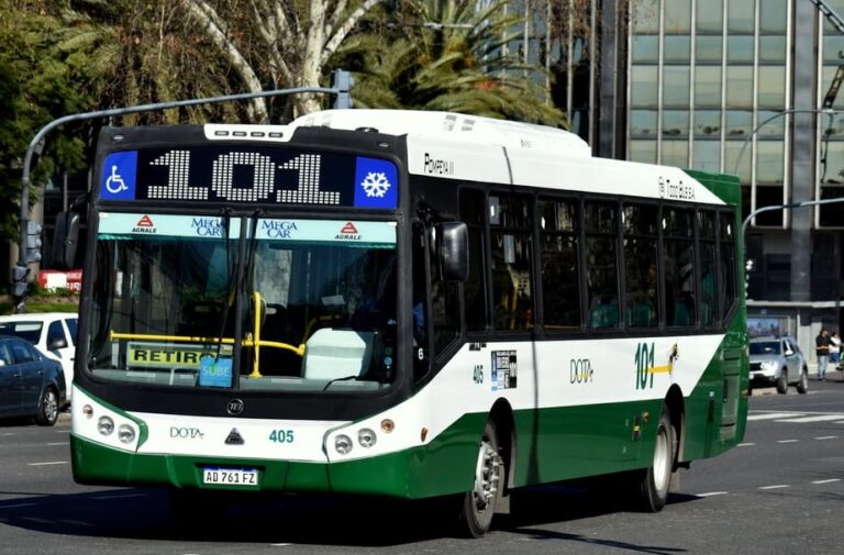 Veinticinco heridos por un choque entre un colectivo y un auto en Nueva Pompeya