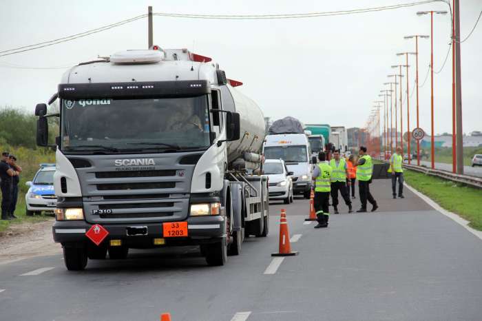 Restringen la circulación de camiones por autopistas y rutas bonaerenses por el feriado largo