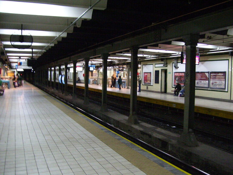 Reabrió la estación Castro Barros