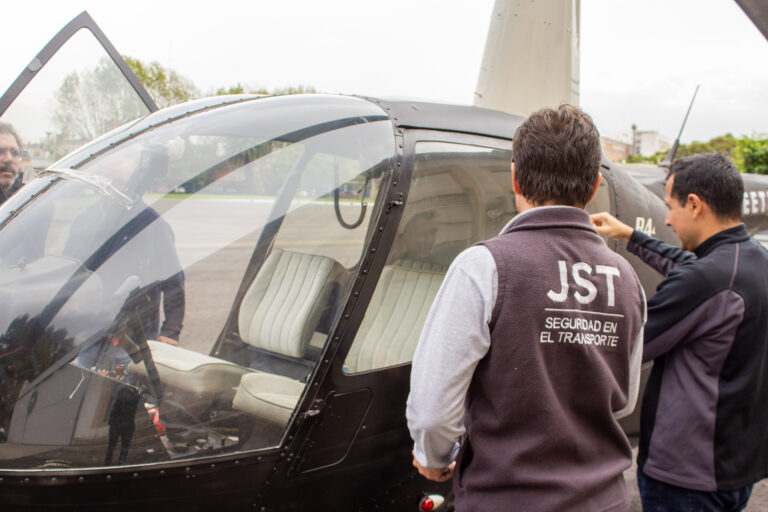 Con apoyo de la JST, entregaron a una escuela de Salta un helicóptero recuperado del narcotráfico