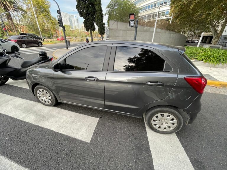 Uber al extremo de inseguridad: accidente, auto robado, conductor fugado y pasajero en peligro