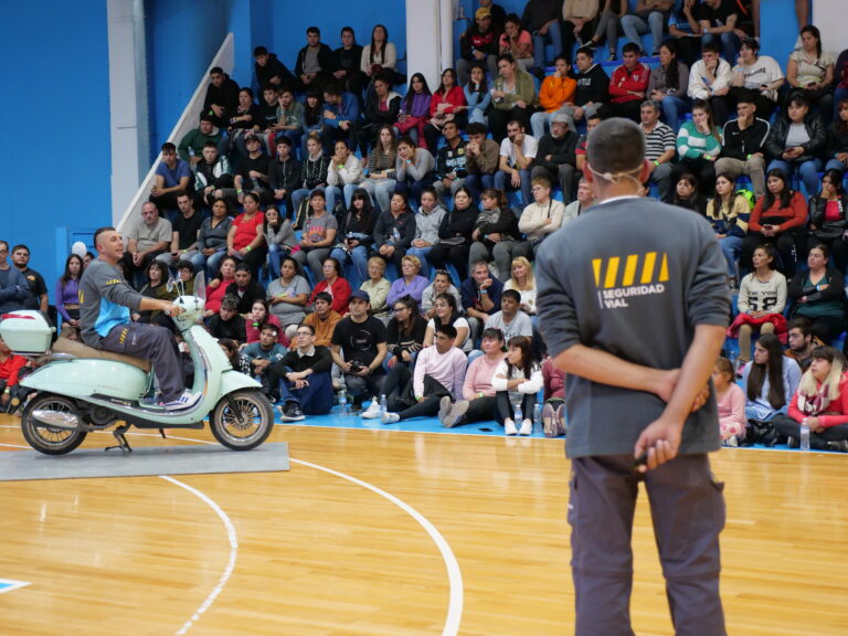 La ANSV realizó una capacitación en Rafaela y entregó cascos a motocicilistas