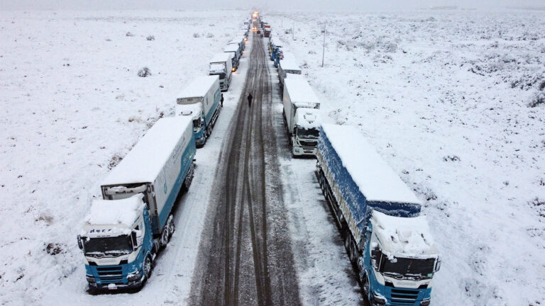 Más de 2000 camiones varados en Mendoza por un fuerte temporal